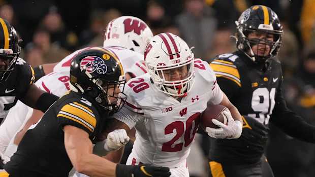 Iowa vs Wisconsin football 2022 USATSI_19419582